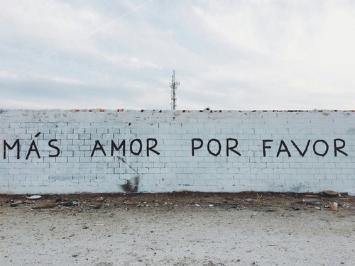 Más amor, por favor